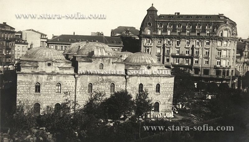 Народният музей - Поглед от бул. Александър,
              днес на празното пространство в дясно е разположена
              сградата на Българската народна банка, а на фона се вижда
              хотел Юнион палас