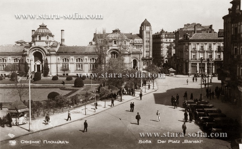 Площад Бански - Поглед от бул. Мария
        Луиза, в ляво - градската баня, в дясно - хотел Македония; Стара
        София в снимки