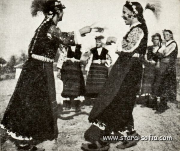 Софийски носии - Софийски моми -
          Стара София в снимки