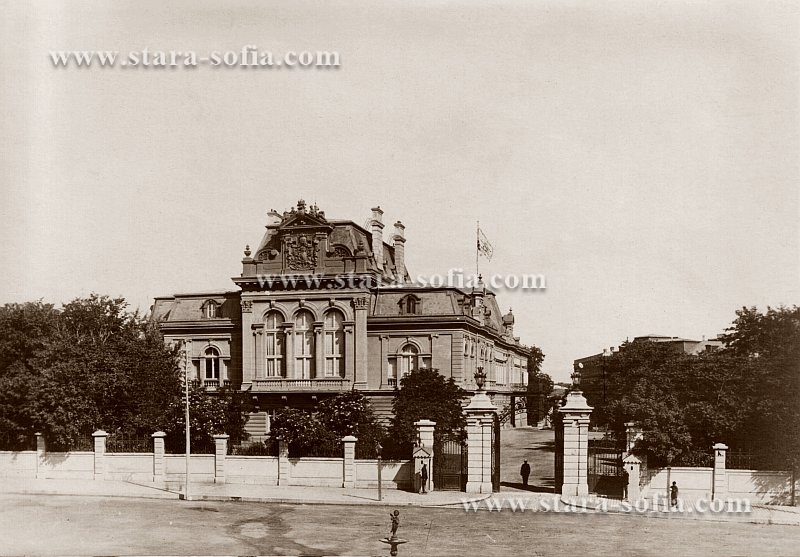 Царският дворец -
        Поглед от площад Александър - Стара София в снимки