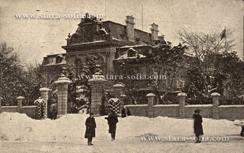 Царският дворец -
        Поглед от площад Александър - Стара София в снимки