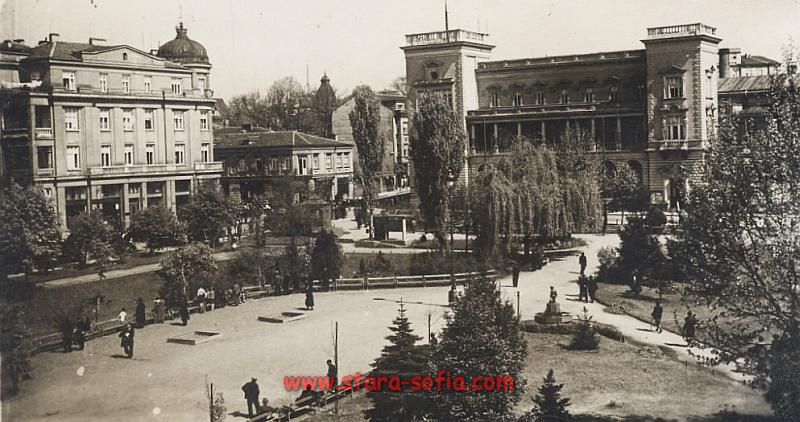 Булевард Цар Освободител - Градинката пред Военния клуб; Стара София в снимки Булевард Цар Освободител - Градинката пред Военния клуб; Стара София в снимки