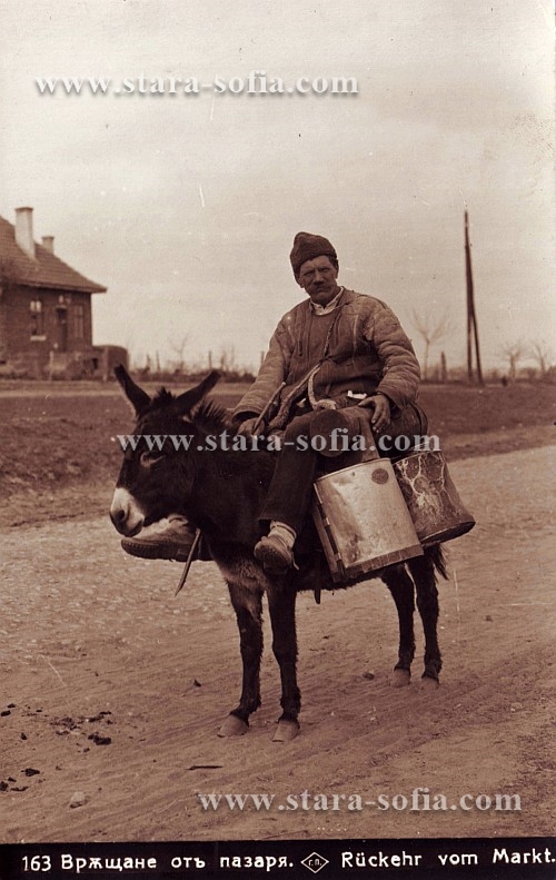 Софийски носии -
              Продавач на мляко - Стара София в снимки