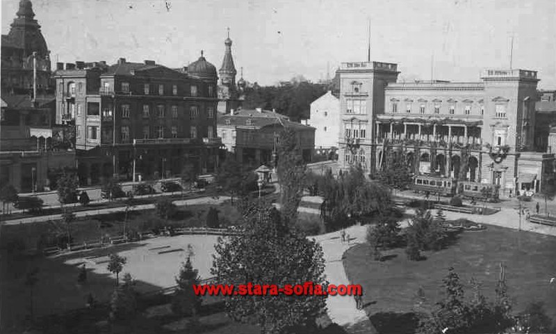 Булевард Цар Освободител - Градинката пред Военния клуб; Стара София в снимки Булевард Цар Освободител - Градинката пред Военния клуб; Стара София в снимки