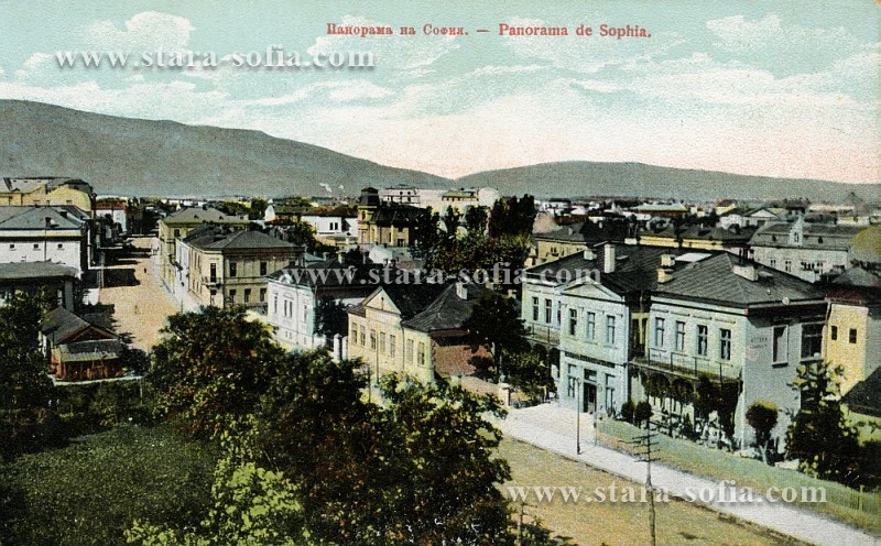 Стара София в снимки и пощенски картички -
            Общи изгледи. Поглед от Военния клуб, в ляво - ул.
            Раковска.